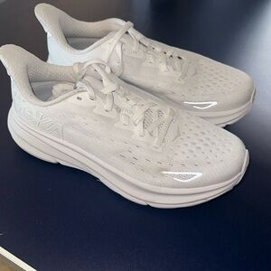 Women’s hoka clifton 9 size 6.5 all white